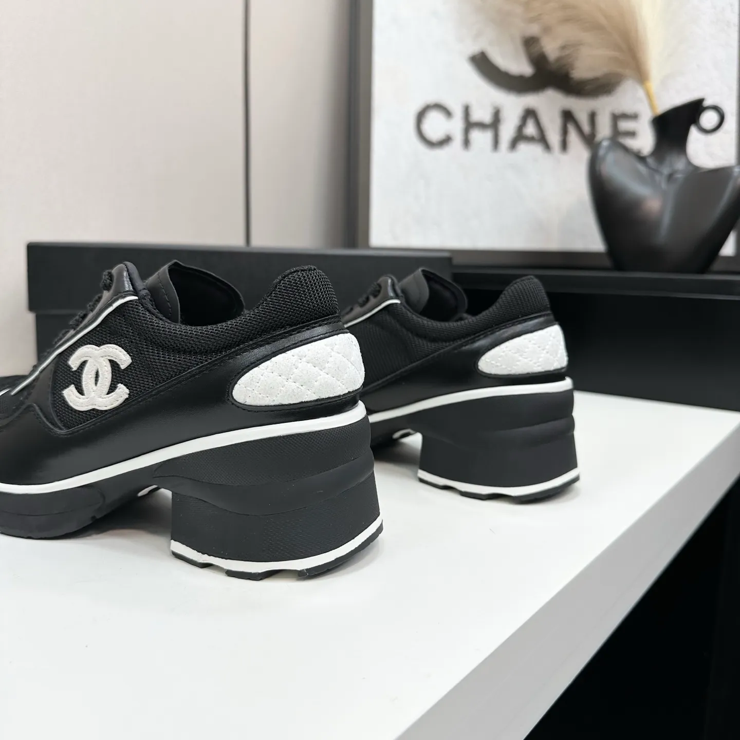 👟👟Ex-factory price 640👟👟Chanel Panda Shoes! 2025 counter's top casual sports shoes. This classic design; the upper is electro-embroidered with a variety of techniques; the outsole is fashionable and sporty; the unusual inclusion of a variety of color matching elements... The diversified mix and match is very good-looking and versatile, and can be used for leisure, fashion, sports, and outdoor... ꫛꫀꪝ Go➫ Materials: ❶Upper made of: original imported first-layer silk cowhide + original waterproof cloth + original first-layer cowhide ❷Inner lining: Original Yangli+wang ❸ Outsole based on: Original TPU combination outsole Counter boutique packaging complete set for women 35–41
